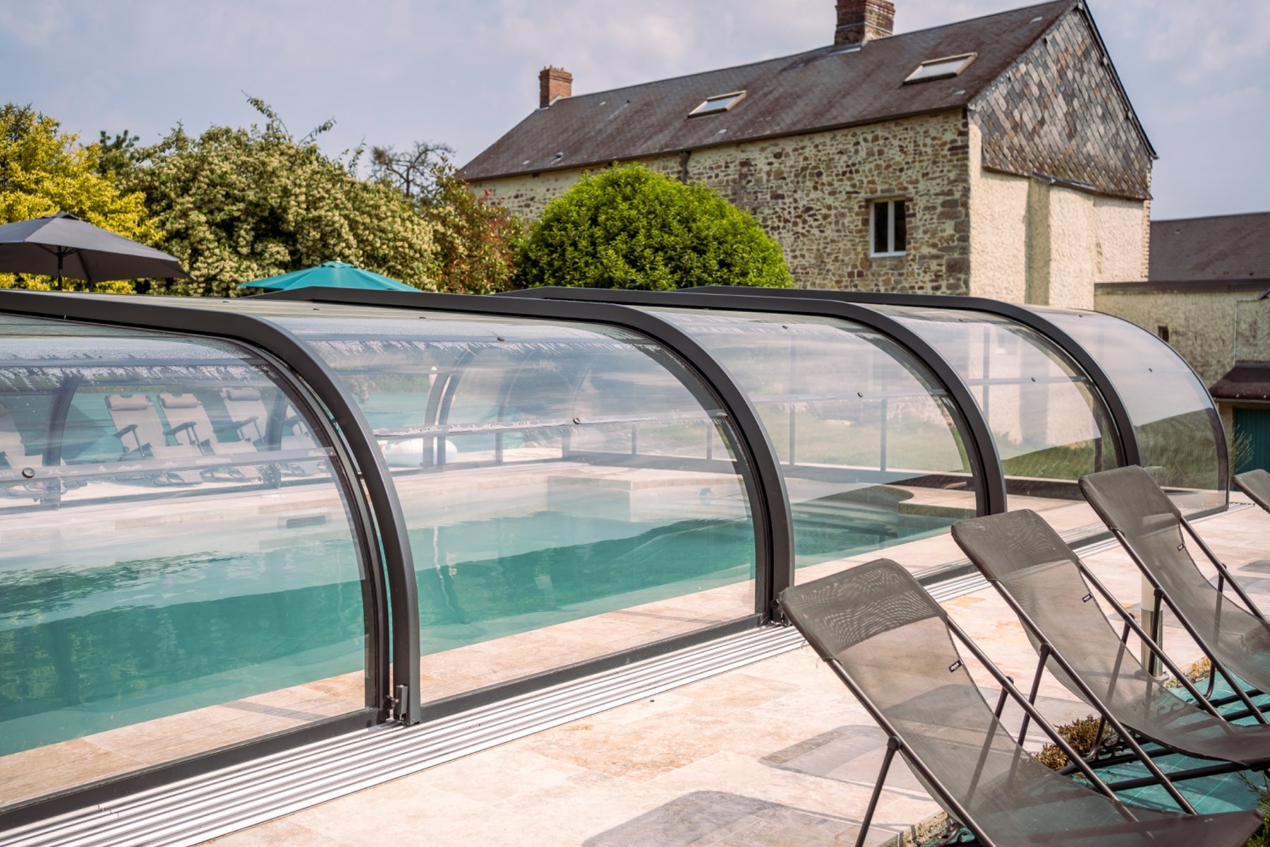 Piscine couverte et bâtiments du Domaine